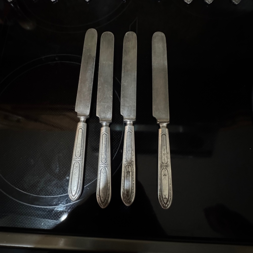 Vintage 1881 Rogers Silverplate Dinner Knives Vassar Pattern 1904 Set of 4